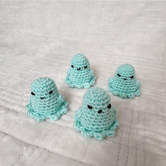 Set of 4 handmade crochet mini ghosts - Picture 1 of 3
